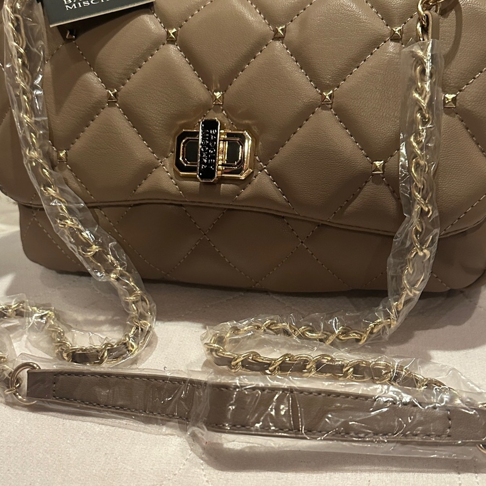 Elegant Quilted Shoulder Bag with Gold Chain